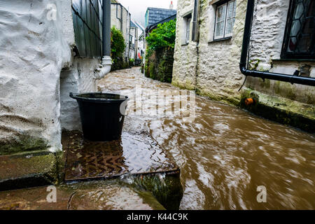 Polperro, Cornwall. September 3rd, Nach dem Regen und Überschwemmungen Polperro mit Schlamm und Schmutz auf den Straßen gelassen wird. Redaktion, 03.09.2017, Kredit: James Pearce/Alamy leben Nachrichten Stockfoto