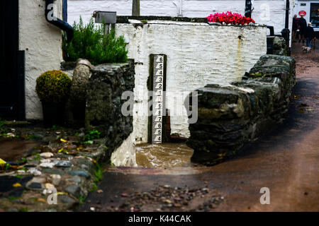 Polperro, Cornwall. September 3rd, Nach dem Regen und Überschwemmungen Polperro mit Schlamm und Schmutz auf den Straßen gelassen wird. Redaktion, 03.09.2017, Kredit: James Pearce/Alamy leben Nachrichten Stockfoto