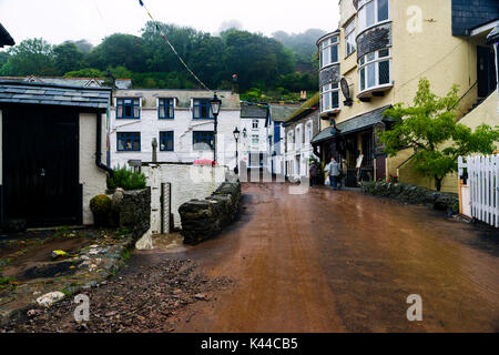 Polperro, Cornwall. September 3rd, Nach dem Regen und Überschwemmungen Polperro mit Schlamm und Schmutz auf den Straßen gelassen wird. Redaktion, 03.09.2017, Kredit: James Pearce/Alamy leben Nachrichten Stockfoto