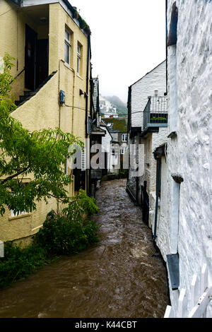 Polperro, Cornwall. September 3rd, Nach dem Regen und Überschwemmungen Polperro mit Schlamm und Schmutz auf den Straßen gelassen wird. Redaktion, 03.09.2017, Kredit: James Pearce/Alamy leben Nachrichten Stockfoto