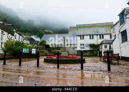 Polperro, Cornwall. September 3rd, Nach dem Regen und Überschwemmungen Polperro mit Schlamm und Schmutz auf den Straßen gelassen wird. Redaktion, 03.09.2017, Kredit: James Pearce/Alamy leben Nachrichten Stockfoto