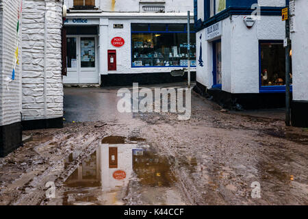 Polperro, Cornwall. September 3rd, Nach dem Regen und Überschwemmungen Polperro mit Schlamm und Schmutz auf den Straßen gelassen wird. Redaktion, 03.09.2017, Kredit: James Pearce/Alamy leben Nachrichten Stockfoto