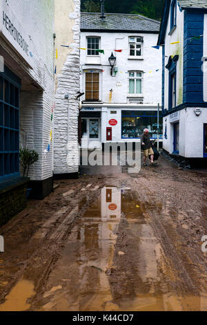 Polperro, Cornwall. September 3rd, Nach dem Regen und Überschwemmungen Polperro mit Schlamm und Schmutz auf den Straßen gelassen wird. Redaktion, 03.09.2017, Kredit: James Pearce/Alamy leben Nachrichten Stockfoto