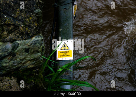 Polperro, Cornwall. September 3rd, Nach dem Regen und Überschwemmungen Polperro mit Schlamm und Schmutz auf den Straßen gelassen wird. Redaktion, 03.09.2017, Kredit: James Pearce/Alamy leben Nachrichten Stockfoto