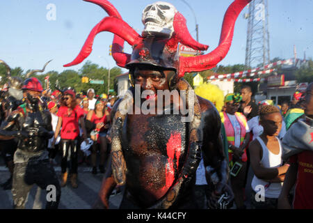 Brooklyn, NY, USA. 4. Sep 2017. *** Redaktion VERWENDEN SIE NUR *** Vor - Carnival Revellers gehen auf die Straße der größten indischen New York City Community der jährlichen J'Ouvert Feier zu feiern, nur vor den größeren West Indian Day Parade entlang der Straßen der Prospect-Lefferts Garten und Flatbush Abschnitte von Brooklyn, bzw. am 4. September 2017 in Brooklyn, New York City. Quelle: MPI 43/Media Punch/Alamy leben Nachrichten Stockfoto