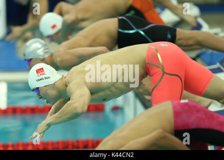 Tianjin. 4. Sep 2017. Sun Yang (vorne) von Zhejiang konkurriert bei den Männern 800 m Freistil schwimmen Endrunde am 13 chinesischen Nationalen Spiele in North China Tianjin Gemeinde, Sept. 4, 2017. Sun Yang behauptete den Titel mit 7 Minuten und 46,80 Sekunden. Credit: Ding Ting/Xinhua/Alamy leben Nachrichten Stockfoto