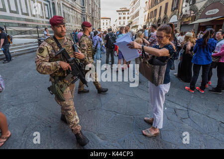 Toskana, Italien. 4. Sep 2017. Sicherheit bleibt angespannt als Soldaten patrouillieren die Cathedral Square während touristische Warteschlange in-Touristen genießen die Kathedrale von Santa Maria Del Fiore, die Hauptkirche von Florenz, auch als Il Duomo di Firenze bekannt zu erhalten. Es wurde von Arnolfo di Cambio entworfen und mit der Kuppel von Filippo Brunelleschi engineered abgeschlossen. Die Kathedrale befindet sich in der Piazza del Duomo entfernt und umfasst das Baptisterium und Glockenturm von Giotto. Credit: Guy Bell/Alamy leben Nachrichten Stockfoto