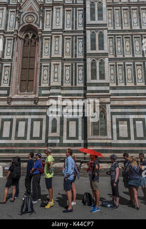 Toskana, Italien. 4. Sep 2017. Die Zuflucht von der Mitte Tag Sommer Hitze unter Regenschirmen während der Warteschlange für Campanele-Touristen genießen die Kathedrale von Santa Maria Del Fiore, die Hauptkirche von Florenz, auch als Il Duomo di Firenze bekannt. Es wurde von Arnolfo di Cambio entworfen und mit der Kuppel von Filippo Brunelleschi engineered abgeschlossen. Die Kathedrale befindet sich in der Piazza del Duomo entfernt und umfasst das Baptisterium und Glockenturm von Giotto. Credit: Guy Bell/Alamy leben Nachrichten Stockfoto