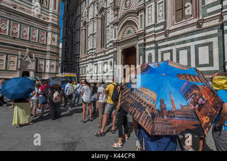 Toskana, Italien. 4. Sep 2017. Die Zuflucht von der Mitte Tag Sommer Hitze unter Regenschirmen während der Warteschlange für Campanele-Touristen genießen die Kathedrale von Santa Maria Del Fiore, die Hauptkirche von Florenz, auch als Il Duomo di Firenze bekannt. Es wurde von Arnolfo di Cambio entworfen und mit der Kuppel von Filippo Brunelleschi engineered abgeschlossen. Die Kathedrale befindet sich in der Piazza del Duomo entfernt und umfasst das Baptisterium und Glockenturm von Giotto. Credit: Guy Bell/Alamy leben Nachrichten Stockfoto