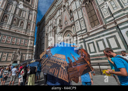 Toskana, Italien. 4. Sep 2017. Die Zuflucht von der Mitte Tag Sommer Hitze unter Regenschirmen während der Warteschlange für Campanele-Touristen genießen die Kathedrale von Santa Maria Del Fiore, die Hauptkirche von Florenz, auch als Il Duomo di Firenze bekannt. Es wurde von Arnolfo di Cambio entworfen und mit der Kuppel von Filippo Brunelleschi engineered abgeschlossen. Die Kathedrale befindet sich in der Piazza del Duomo entfernt und umfasst das Baptisterium und Glockenturm von Giotto. Credit: Guy Bell/Alamy leben Nachrichten Stockfoto