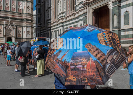 Toskana, Italien. 4. Sep 2017. Die Zuflucht von der Mitte Tag Sommer Hitze unter Regenschirmen während der Warteschlange für Campanele-Touristen genießen die Kathedrale von Santa Maria Del Fiore, die Hauptkirche von Florenz, auch als Il Duomo di Firenze bekannt. Es wurde von Arnolfo di Cambio entworfen und mit der Kuppel von Filippo Brunelleschi engineered abgeschlossen. Die Kathedrale befindet sich in der Piazza del Duomo entfernt und umfasst das Baptisterium und Glockenturm von Giotto. Credit: Guy Bell/Alamy leben Nachrichten Stockfoto