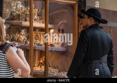 Toskana, Italien. 4. Sep 2017. Priester durchsuchen Sie die Juweliere auf der Ponte Vecchio. Die vielfältigen Sehenswürdigkeiten der historischen Altstadt von Florenz. Credit: Guy Bell/Alamy leben Nachrichten Stockfoto