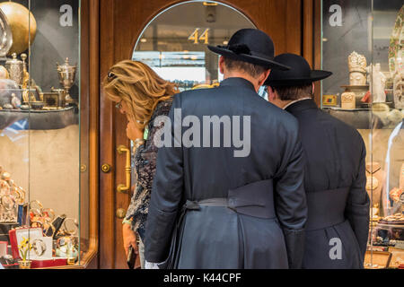 Toskana, Italien. 4. Sep 2017. Priester durchsuchen Sie die Juweliere auf der Ponte Vecchio. Die vielfältigen Sehenswürdigkeiten der historischen Altstadt von Florenz. Credit: Guy Bell/Alamy leben Nachrichten Stockfoto