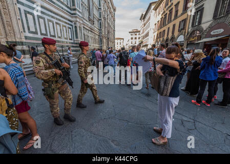 Toskana, Italien. 4. Sep 2017. Sicherheit bleibt angespannt als Soldaten patrouillieren die Cathedral Square während touristische Warteschlange in-Touristen genießen die Kathedrale von Santa Maria Del Fiore, die Hauptkirche von Florenz, auch als Il Duomo di Firenze bekannt zu erhalten. Es wurde von Arnolfo di Cambio entworfen und mit der Kuppel von Filippo Brunelleschi engineered abgeschlossen. Die Kathedrale befindet sich in der Piazza del Duomo entfernt und umfasst das Baptisterium und Glockenturm von Giotto. Credit: Guy Bell/Alamy leben Nachrichten Stockfoto