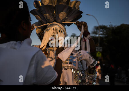 Brooklyn, New York, USA. 4. Sep 2017. Marchers von J'Ouvert Parade marschierten hinunter Flatbush Avenue in Brooklyn, NY am Montag, den 4. September 2017. Tausende von Menschen nehmen an dieser Straße Partei aus der Karibik Festival zu treten. 9/4/2017. Brooklyn, New York. Klicken Sie Nakamura/ZUMA Kabel Credit: Nakamura/ZUMA Draht/Alamy leben Nachrichten Stockfoto