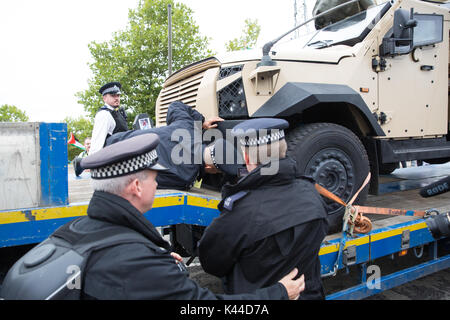 London, Großbritannien. September 2017. Aktivisten gegen den Waffenhandel und die Waffenlieferungen an Israel blockieren den Zugang eines Lastwagens mit einem Plasan Sandcat, einem israelischen Panzerfahrzeug, in das Excel-Zentrum für die DSEI-Waffenmesse. Quelle: Mark Kerrison/Alamy Live News Stockfoto