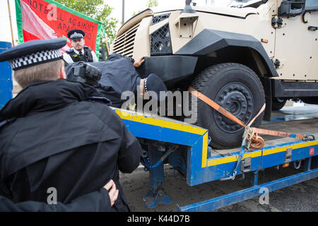 London, Großbritannien. September 2017. Aktivisten gegen den Waffenhandel und die Waffenlieferungen an Israel blockieren den Zugang eines Lastwagens mit einem Plasan Sandcat, einem israelischen Panzerfahrzeug, in das Excel-Zentrum für die DSEI-Waffenmesse. Quelle: Mark Kerrison/Alamy Live News Stockfoto