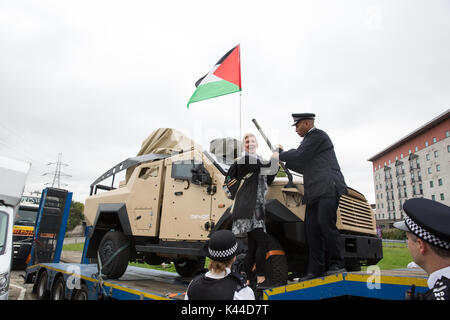 London, Großbritannien. September 2017. Aktivisten gegen den Waffenhandel und die Waffenlieferungen an Israel blockieren den Zugang eines Lastwagens mit einem Plasan Sandcat, einem israelischen Panzerfahrzeug, in das Excel-Zentrum für die DSEI-Waffenmesse. Quelle: Mark Kerrison/Alamy Live News Stockfoto