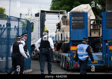 London, Großbritannien. September 2017. Ein Aktivist gegen den Waffenhandel und die Waffenlieferungen an Israel versteckt sich unter einem gepanzerten Fahrzeug Plasan Sandcat, das zum Excel-Zentrum für die DSEI-Waffenmesse transportiert wird. Quelle: Mark Kerrison/Alamy Live News Stockfoto