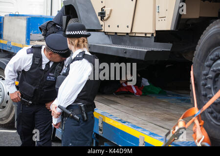 London, Großbritannien. September 2017. Ein Aktivist gegen den Waffenhandel und die Waffenlieferungen an Israel versteckt sich unter einem gepanzerten Fahrzeug Plasan Sandcat, das zum Excel-Zentrum für die DSEI-Waffenmesse transportiert wird. Quelle: Mark Kerrison/Alamy Live News Stockfoto