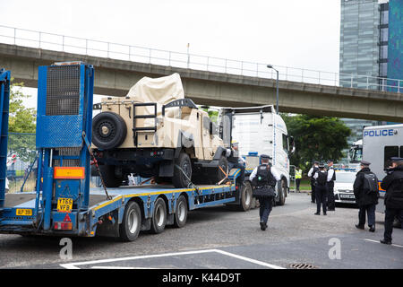 London, Großbritannien. September 2017. Ein Aktivist gegen den Waffenhandel und die Waffenlieferungen an Israel versteckt sich unter einem gepanzerten Fahrzeug Plasan Sandcat, das zum Excel-Zentrum für die DSEI-Waffenmesse transportiert wird. Quelle: Mark Kerrison/Alamy Live News Stockfoto