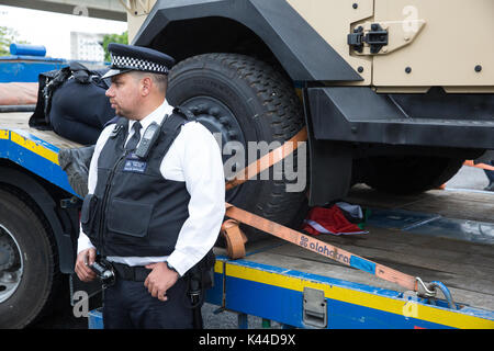 London, Großbritannien. September 2017. Ein Aktivist gegen den Waffenhandel und die Waffenlieferungen an Israel versteckt sich unter einem gepanzerten Fahrzeug Plasan Sandcat, das zum Excel-Zentrum für die DSEI-Waffenmesse transportiert wird. Quelle: Mark Kerrison/Alamy Live News Stockfoto