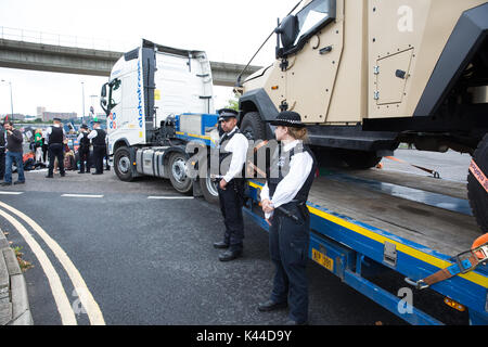 London, Großbritannien. September 2017. Ein Aktivist gegen den Waffenhandel und die Waffenlieferungen an Israel versteckt sich unter einem gepanzerten Fahrzeug Plasan Sandcat, das zum Excel-Zentrum für die DSEI-Waffenmesse transportiert wird. Quelle: Mark Kerrison/Alamy Live News Stockfoto