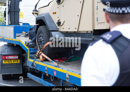 London, Großbritannien. September 2017. Ein Aktivist gegen den Waffenhandel und die Waffenlieferungen an Israel versteckt sich unter einem gepanzerten Fahrzeug Plasan Sandcat, das zum Excel-Zentrum für die DSEI-Waffenmesse transportiert wird. Quelle: Mark Kerrison/Alamy Live News Stockfoto