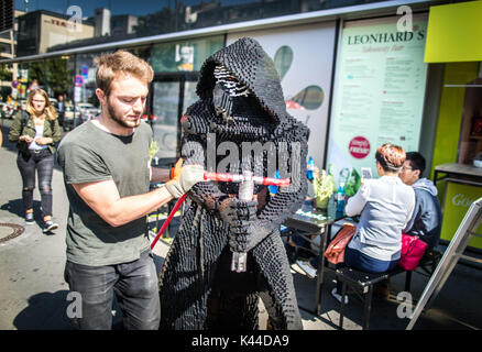 Eine Abbildung der "Star Wars"-Bösewicht Kylo Ren wird in einem Kaufhaus, wo es Teil der "Star Wars"-Dekoration in Frankfurt/Main, Deutschland, 04. September 2017 wird durchgeführt. Foto: Frank Rumpenhorst/dpa Stockfoto