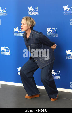 Europa, Italien, Lido di Venezia, 04. September, 2017: die Schauspielerin Frances McDormand auf dem Fotoshooting zum Film" drei Anzeigentafeln außerhalb Ebbing, Missouri". 74. Internationalen Filmfestspielen Venedig Foto © ottavia Da Re/Sintesi/Alamy leben Nachrichten Stockfoto