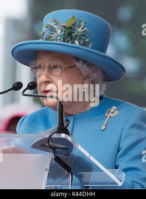 London, Großbritannien. 4. Sep 2017. Die britische Königin Elizabeth II. spricht bei der offiziellen Eröffnungsfeier für die Queensferry Road überqueren, eine neue Brücke über den Firth-of-Forth von Queensferry zu North Queensferry, in Queensferry, westlich von Edinburgh, Schottland, Großbritannien, an Sept. 4, 2017. Quelle: Xinhua/Alamy leben Nachrichten Stockfoto