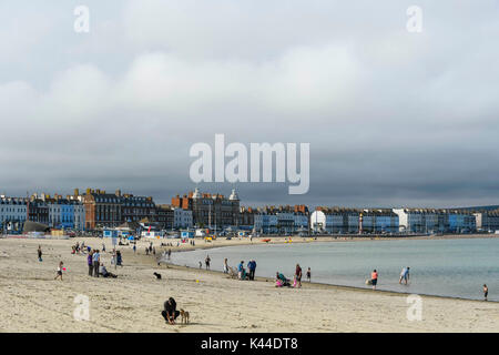 Dorchester, Dorset, Großbritannien. 4. September 2017. UK Wetter. Am späten Nachmittag die Sonne bricht durch die Wolken an einem warmen Tag als Besucher am ruhigen Strand in den Badeort Weymouth in Dorset genießen. Photo Credit: Graham Jagd-/Alamy leben Nachrichten Stockfoto