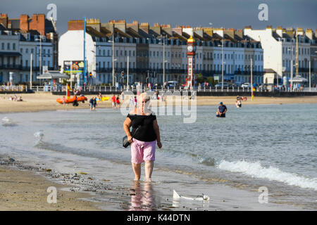 Dorchester, Dorset, Großbritannien. 4. September 2017. UK Wetter. Am späten Nachmittag die Sonne bricht durch die Wolken an einem warmen Tag als Besucher am ruhigen Strand in den Badeort Weymouth in Dorset genießen. Photo Credit: Graham Jagd-/Alamy leben Nachrichten Stockfoto