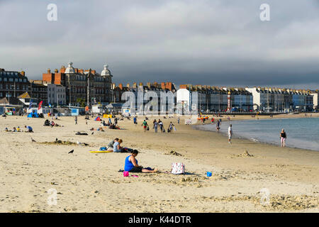 Dorchester, Dorset, Großbritannien. 4. September 2017. UK Wetter. Am späten Nachmittag die Sonne bricht durch die Wolken an einem warmen Tag als Besucher am ruhigen Strand in den Badeort Weymouth in Dorset genießen. Photo Credit: Graham Jagd-/Alamy leben Nachrichten Stockfoto