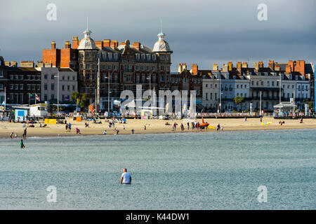 Dorchester, Dorset, Großbritannien. 4. September 2017. UK Wetter. Am späten Nachmittag die Sonne bricht durch die Wolken an einem warmen Tag als Besucher am ruhigen Strand in den Badeort Weymouth in Dorset genießen. Photo Credit: Graham Jagd-/Alamy leben Nachrichten Stockfoto