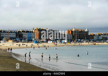 Dorchester, Dorset, Großbritannien. 4. September 2017. UK Wetter. Am späten Nachmittag die Sonne bricht durch die Wolken an einem warmen Tag als Besucher am ruhigen Strand in den Badeort Weymouth in Dorset genießen. Photo Credit: Graham Jagd-/Alamy leben Nachrichten Stockfoto