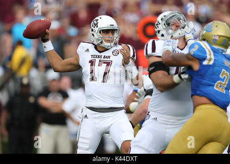 In Pasadena, Kalifornien. 3. Sep 2017. Texas A&M Aggies quarterback Nick Starkel (17) Macht einen Durchgang versuchen im Spiel zwischen der Texas A&M Aggies und der UCLA Bruins, im Rose Bowl in Pasadena, CA. Peter Joneleit Credit: Csm/Alamy leben Nachrichten Stockfoto