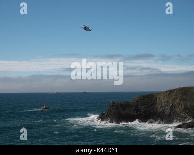 Porthcothan Cornwall, UK, 4. September 2017. Ein Hubschrauber der Küstenwache, drei Rettungsboote und die Notdienste über die Klippen führen Sie eine Suche nach einem Mann fehlt, von den Felsen aus bei Fox's Bucht an der Nordküste von Cornwall. Der Bereich zwischen Porthcothan und Treyarnon Bucht westlich von Padstow ist von zahlreichen felsigen Buchten. Credit: Julian Eales/Alamy leben Nachrichten Stockfoto