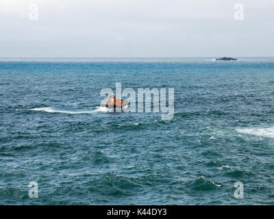 Porthcothan Cornwall, UK, 4. September 2017. Ein Hubschrauber der Küstenwache, drei Rettungsboote und die Notdienste über die Klippen führen Sie eine Suche nach einem Mann fehlt, von den Felsen aus bei Fox's Bucht an der Nordküste von Cornwall. Der Bereich zwischen Porthcothan und Treyarnon Bucht westlich von Padstow ist von zahlreichen felsigen Buchten. Credit: Julian Eales/Alamy leben Nachrichten Stockfoto