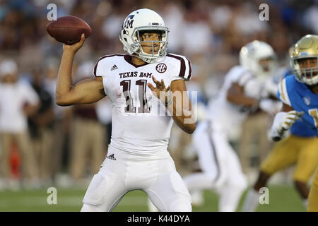 In Pasadena, Kalifornien. 3. Sep 2017. Texas A&M Aggies Quarterback Kellen Mond (11) Macht einen Durchgang versuchen, in der zweiten Hälfte in das Spiel zwischen der Texas A&M Aggies und der UCLA Bruins, im Rose Bowl in Pasadena, CA. Peter Joneleit Credit: Csm/Alamy leben Nachrichten Stockfoto