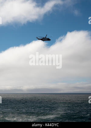 Porthcothan Cornwall, UK, 4. September 2017. Ein Hubschrauber der Küstenwache, drei Rettungsboote und die Notdienste über die Klippen führen Sie eine Suche nach einem Mann fehlt, von den Felsen aus bei Fox's Bucht an der Nordküste von Cornwall. Der Bereich zwischen Porthcothan und Treyarnon Bucht westlich von Padstow ist von zahlreichen felsigen Buchten. Credit: Julian Eales/Alamy leben Nachrichten Stockfoto