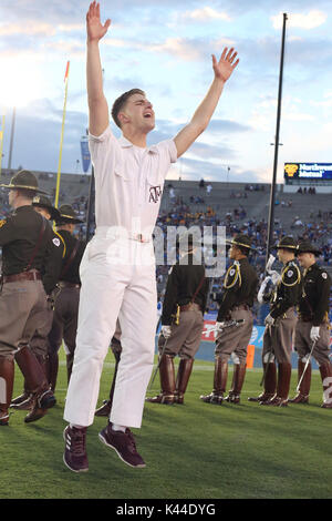 In Pasadena, Kalifornien. 3. Sep 2017. Die Aggies Nebenerwerben yell Leader springt nach einem Texas A&M Punktzahl im Spiel zwischen der Texas A&M Aggies und der UCLA Bruins, im Rose Bowl in Pasadena, CA. Peter Joneleit Credit: Csm/Alamy leben Nachrichten Stockfoto