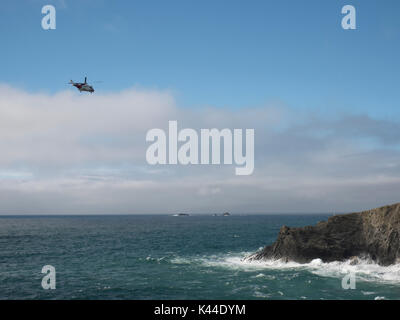 Porthcothan Cornwall, UK, 4. September 2017. Ein Hubschrauber der Küstenwache, drei Rettungsboote und die Notdienste über die Klippen führen Sie eine Suche nach einem Mann fehlt, von den Felsen aus bei Fox's Bucht an der Nordküste von Cornwall. Der Bereich zwischen Porthcothan und Treyarnon Bucht westlich von Padstow ist von zahlreichen felsigen Buchten. Credit: Julian Eales/Alamy leben Nachrichten Stockfoto