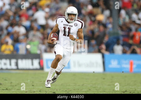 In Pasadena, Kalifornien. 3. Sep 2017. Texas A&M Aggies Quarterback Kellen Mond (11) Findet viel laufen Zimmer als Torwart im Spiel zwischen der Texas A&M Aggies und der UCLA Bruins, im Rose Bowl in Pasadena, CA. Peter Joneleit Credit: Csm/Alamy leben Nachrichten Stockfoto