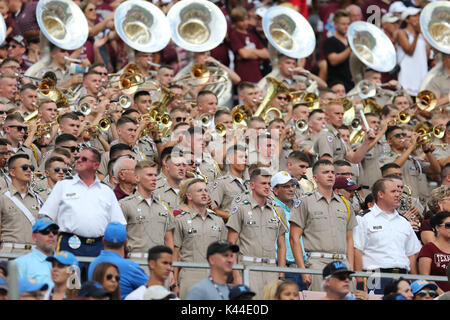 In Pasadena, Kalifornien. 3. Sep 2017. Die Aggie Band steht und spielt während ihrer Schule Kampf Song im Spiel zwischen der Texas A&M Aggies und der UCLA Bruins, im Rose Bowl in Pasadena, CA. Peter Joneleit Credit: Csm/Alamy leben Nachrichten Stockfoto