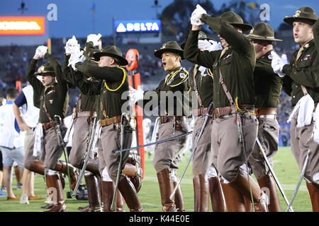 In Pasadena, Kalifornien. 3. Sep 2017. Die Aggie Läufern auf wie UCLA kriecht näher im Spiel zwischen der Texas A&M Aggies und der UCLA Bruins, im Rose Bowl in Pasadena, CA. Peter Joneleit Credit: Csm/Alamy leben Nachrichten Stockfoto