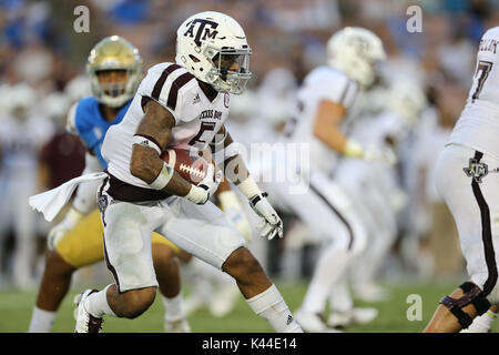 In Pasadena, Kalifornien. 3. Sep 2017. Texas A&M Aggies zurück laufen Trayveon Williams (5) sieht für die Ausführung von Raum als Sweep spielen im Spiel zwischen der Texas A&M Aggies und der UCLA Bruins, im Rose Bowl in Pasadena, CA. Peter Joneleit Credit: Csm/Alamy leben Nachrichten Stockfoto