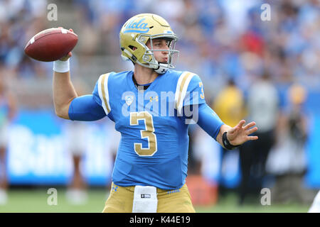 In Pasadena, Kalifornien. 3. Sep 2017. UCLA Bruins Quarterback Josh Rosen (3) Macht ein Pass, der in der ersten Hälfte im Spiel zwischen der Texas A&M Aggies und der UCLA Bruins, im Rose Bowl in Pasadena, CA. Peter Joneleit Credit: Csm/Alamy leben Nachrichten Stockfoto