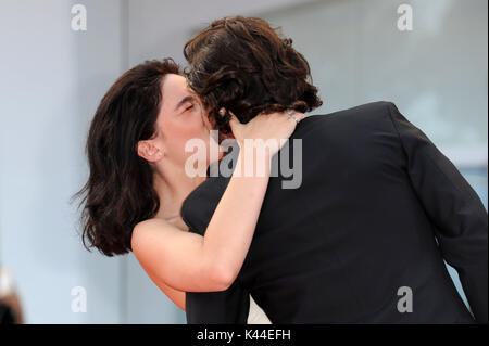 Venedig, Italien. 04 Sep, 2017. 74. Filmfestival von Venedig, roten Teppich Film "Una Famiglia' dargestellt: Matilda De Angelis, Andrea Arcangeli Credit: Unabhängige Fotoagentur Srl/Alamy leben Nachrichten Stockfoto