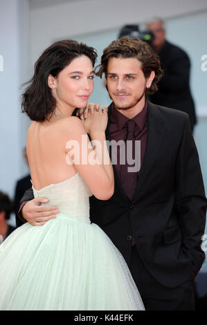 Venedig, Italien. 04 Sep, 2017. 74. Filmfestival von Venedig, roten Teppich Film "Una Famiglia' dargestellt: Matilda De Angelis, Andrea Arcangeli Credit: Unabhängige Fotoagentur Srl/Alamy leben Nachrichten Stockfoto